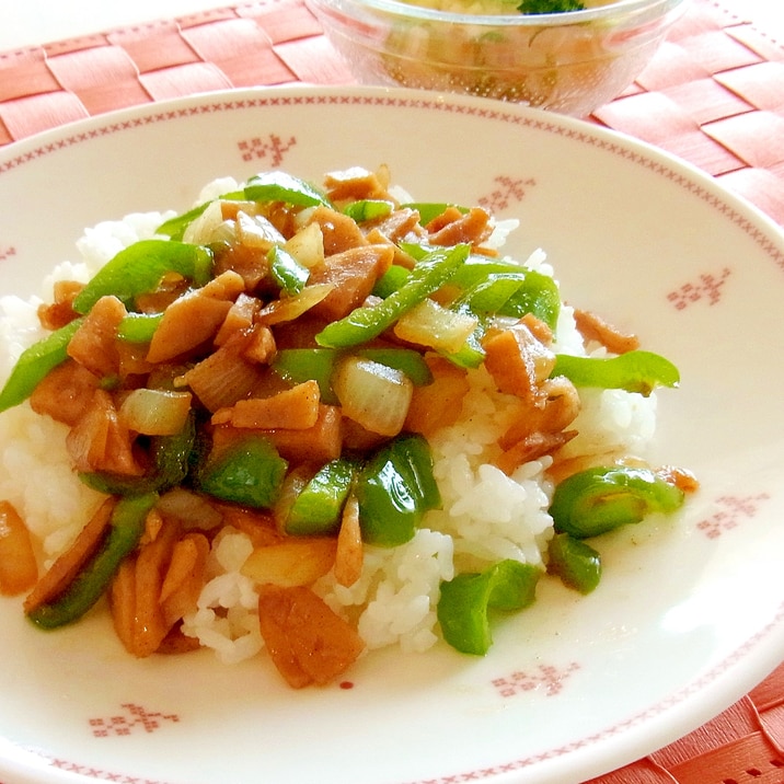 ソーセージとピーマン炒めのせご飯